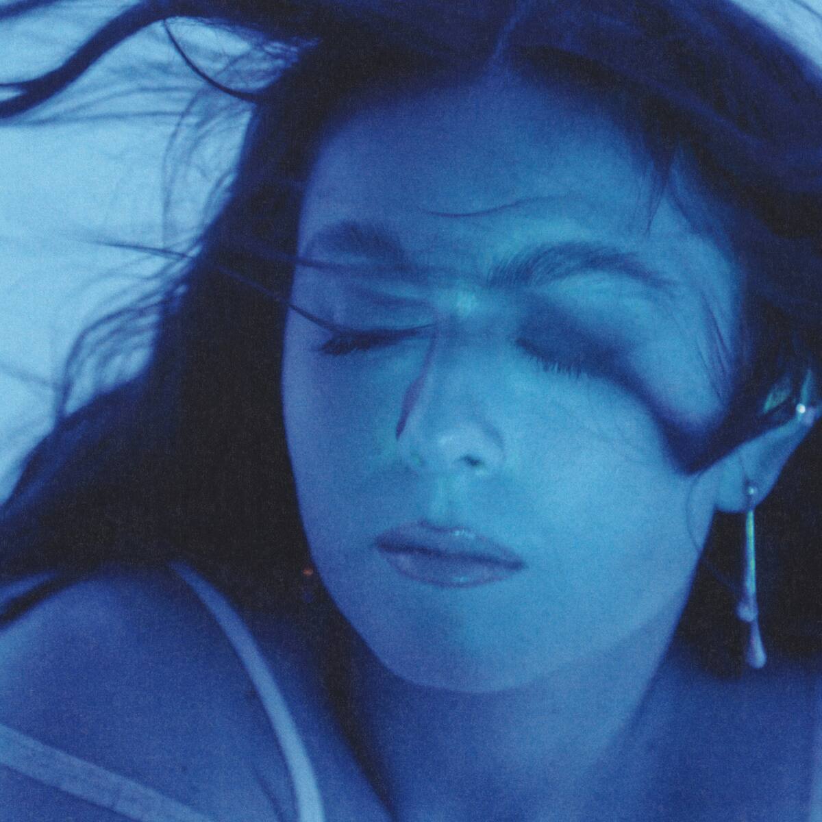 Crítica a 'no fue real', el primer álbum de Chiara Oliver: desamor sin filtros y un salto en el sonido