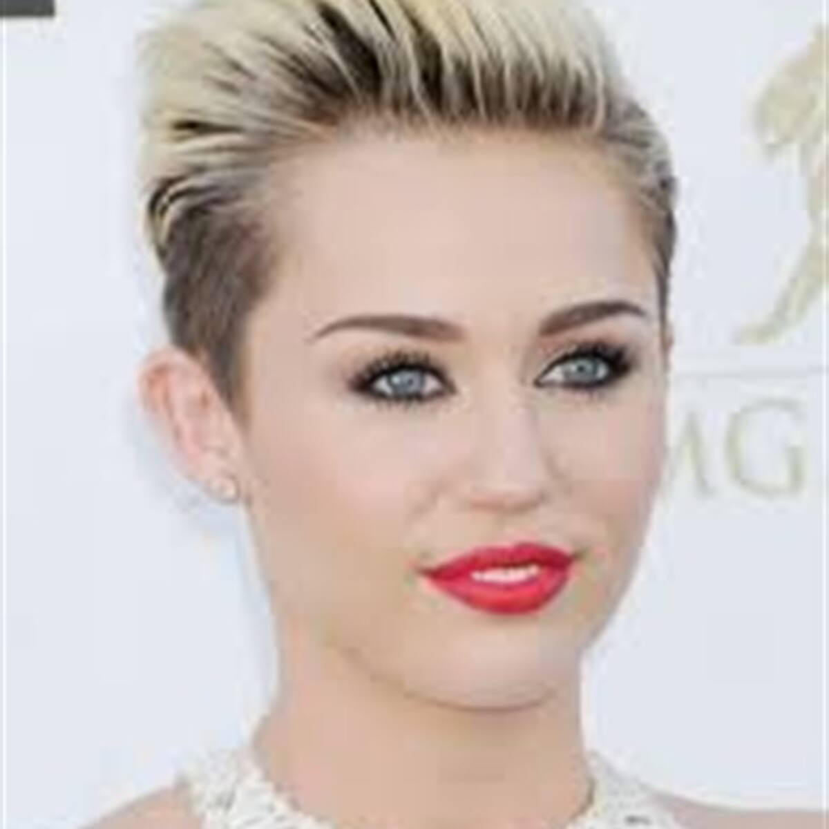 La portada del nuevo disco de Miley Cyrusmuy de los años 80s