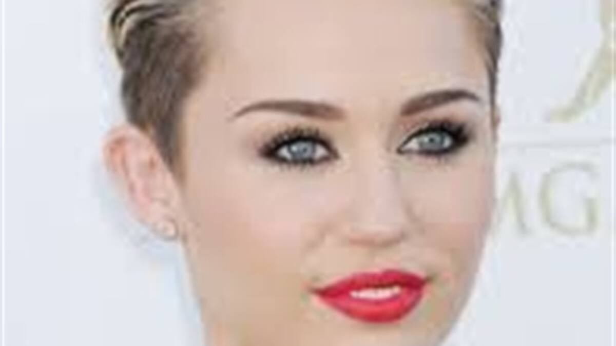 La portada del nuevo disco de Miley Cyrusmuy de los años 80s