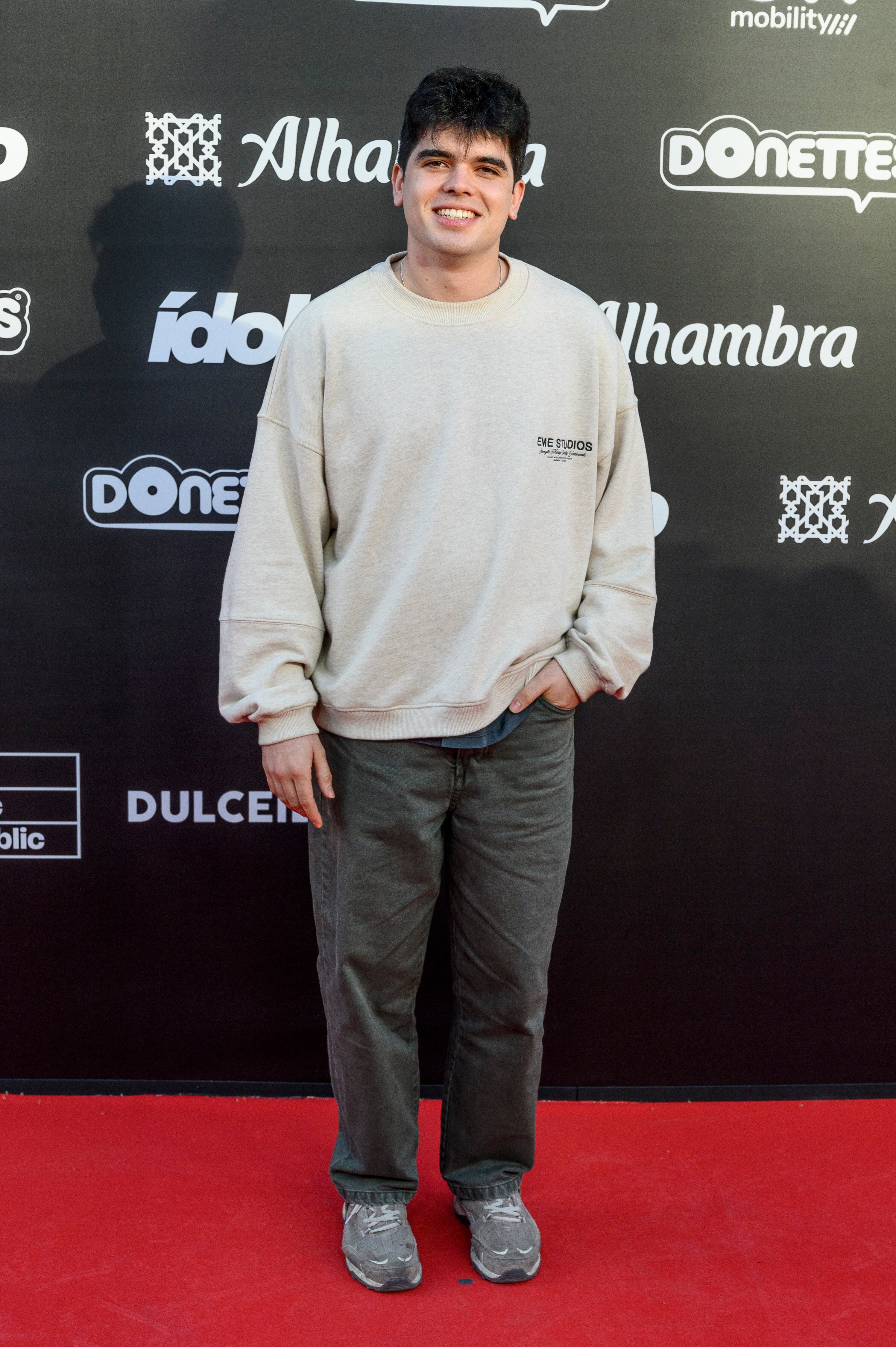 Vale que Íñigo Quintero ha dejado claro que se considera un chico normal y no quiere perder el norte, pero alguien debería decirle que para un evento de esto debería cuidar más el estilismo.