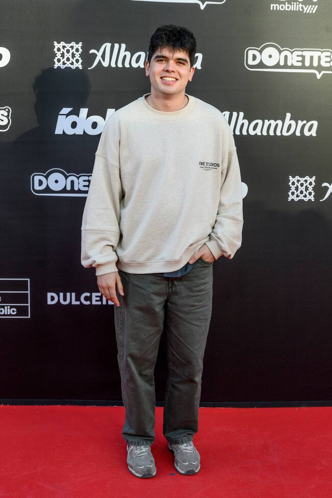 Vale que Íñigo Quintero ha dejado claro que se considera un chico normal y no quiere perder el norte, pero alguien debería decirle que para un evento de esto debería cuidar más el estilismo.