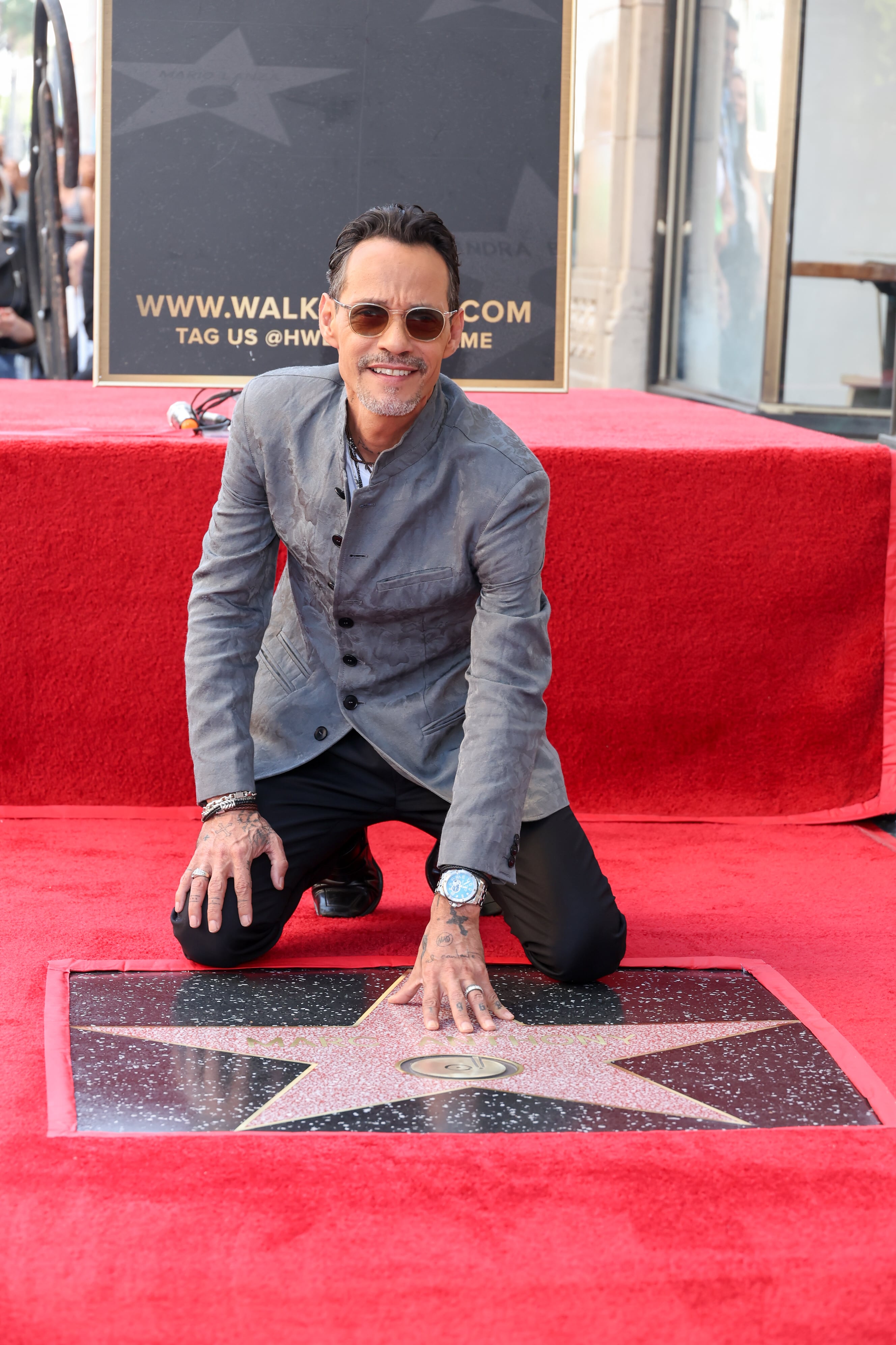 Marc Anthony posa con su estrella en el Paseo de la Fama de Hollywood, en los Ángeles, California.