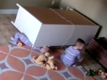 Bebé de 2 años salva milagrosamente a su hermano de ser aplastado