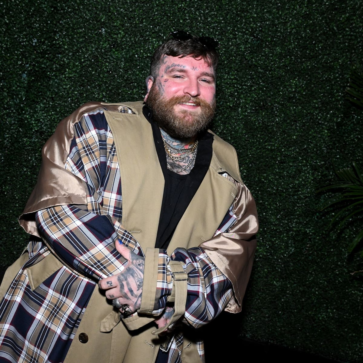 El nuevo viaje musical de Teddy Swims continúa con 'Mr Know it all'