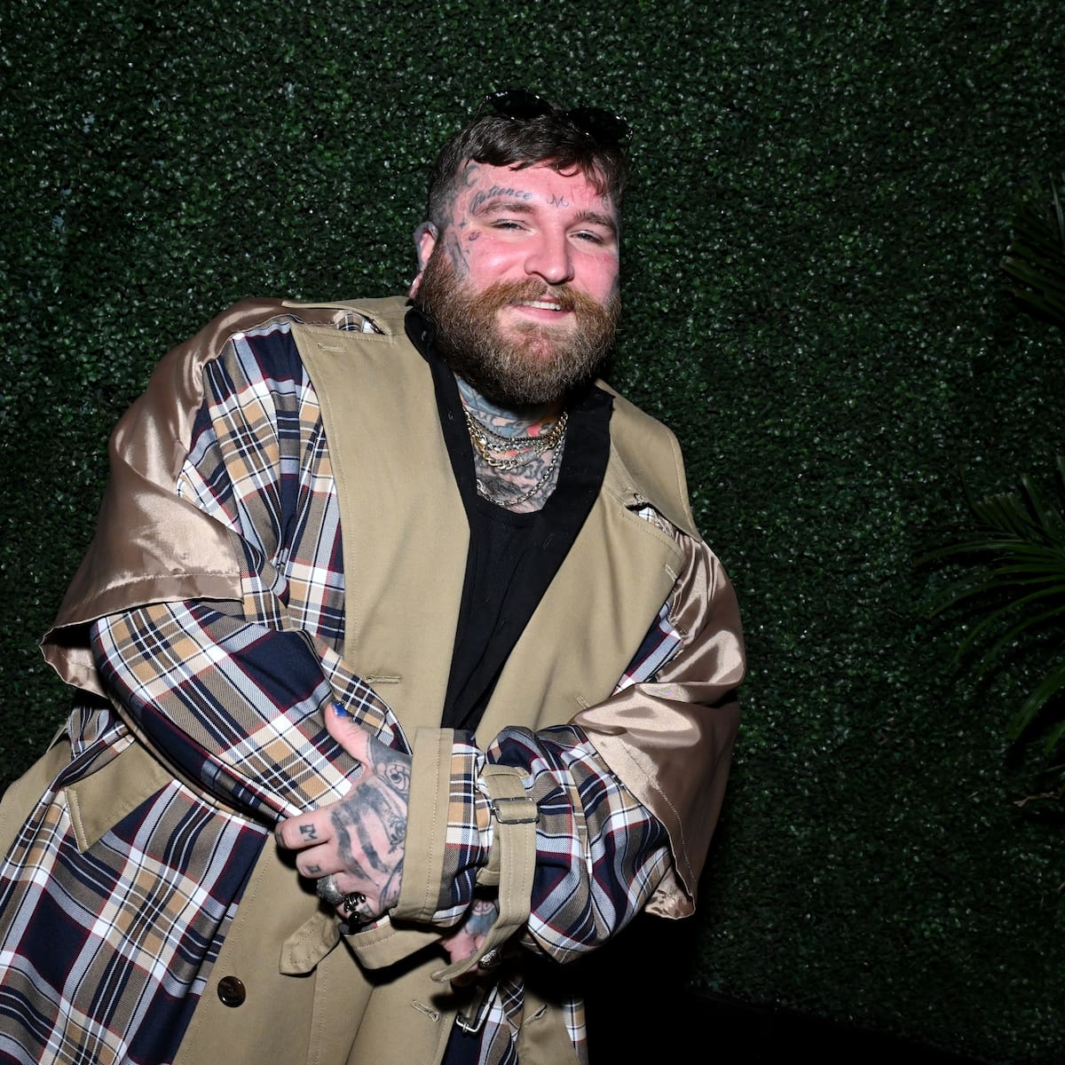 El nuevo viaje musical de Teddy Swims continúa con 'Mr Know it all'