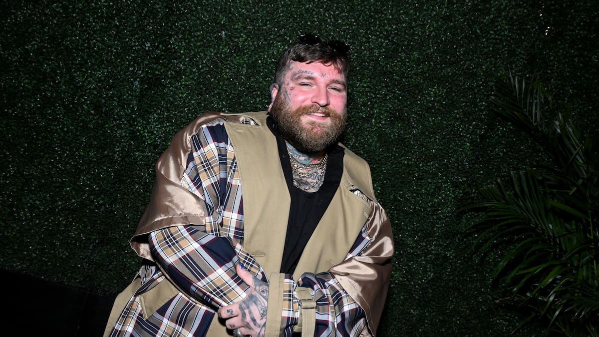 El nuevo viaje musical de Teddy Swims continúa con 'Mr Know it all'