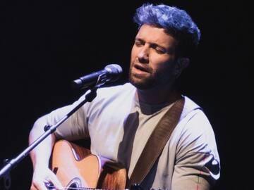 El extraño motivo por el que Pablo Alborán no deja de tocarse la oreja en La Resistencia ©copyright los40.com