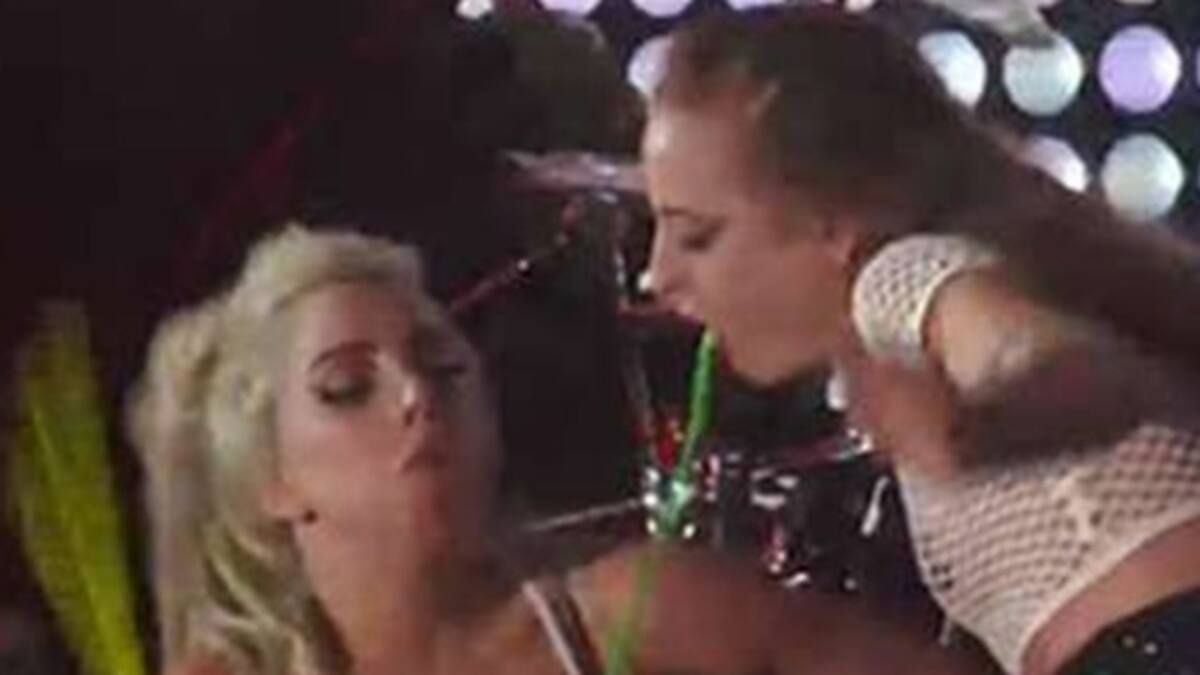 Lady Gaga a puro vómito