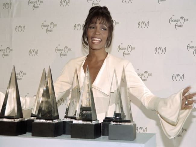 Whitney Houston en 1994 con 6 premios de los American Awards.