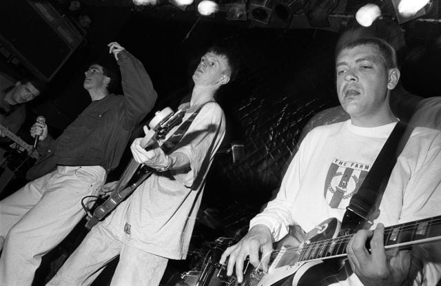 Carl Hunter, Keith Mullin, Steve Grimes y Peter Hooton, The Farm, en un directo en 1995.