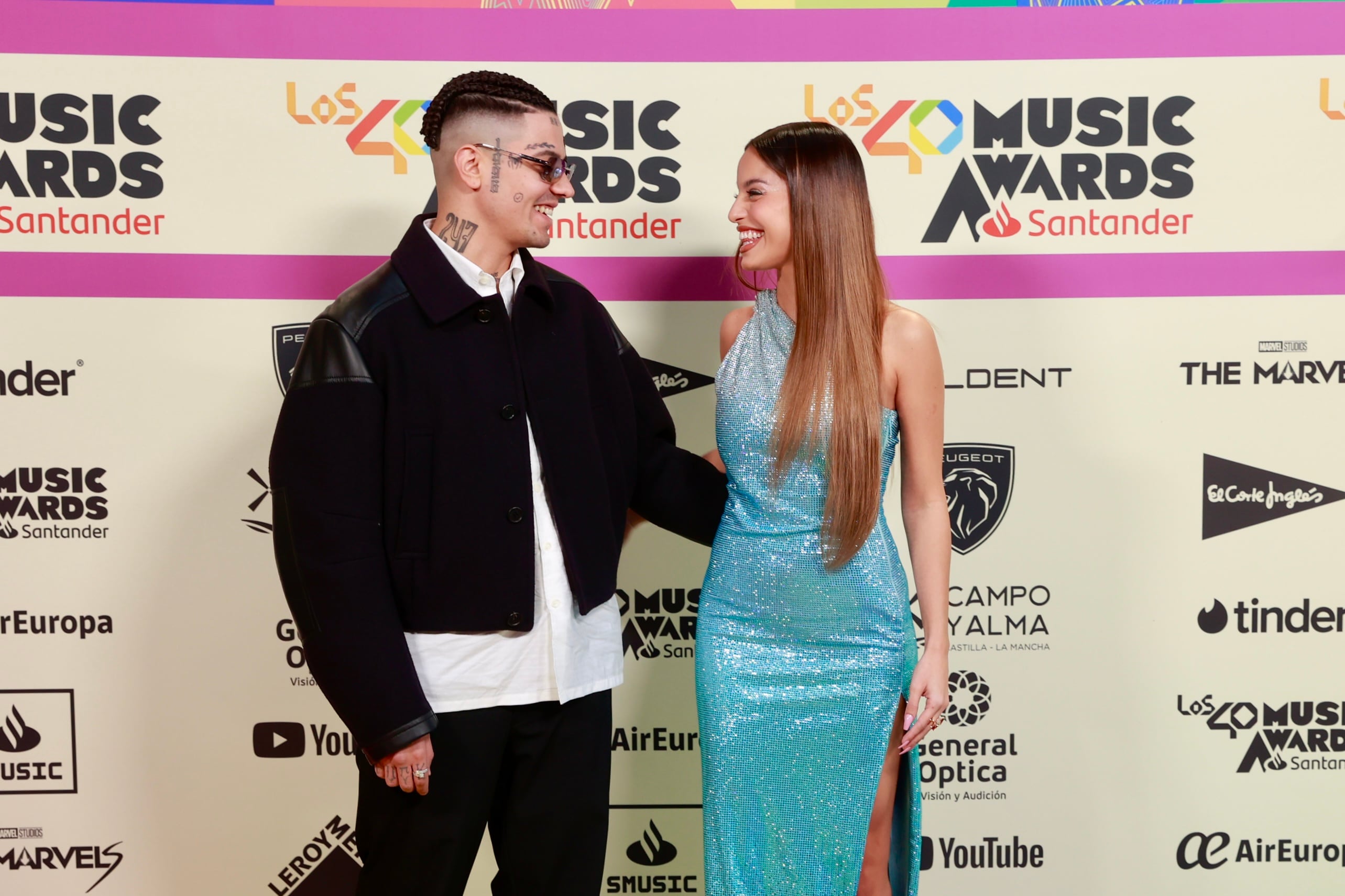 Duki y Emilia en la alfombra roja de LOS40 Music Awards Santander 2023 / Foto: Jorge París y Elena Buenavista