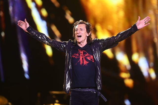 Ronnie Wood celebra su cumpleaños en el escenario del Wanda Metropolitano en Madrid, en el arranque de la gira Sixty Stones Europe 2022.