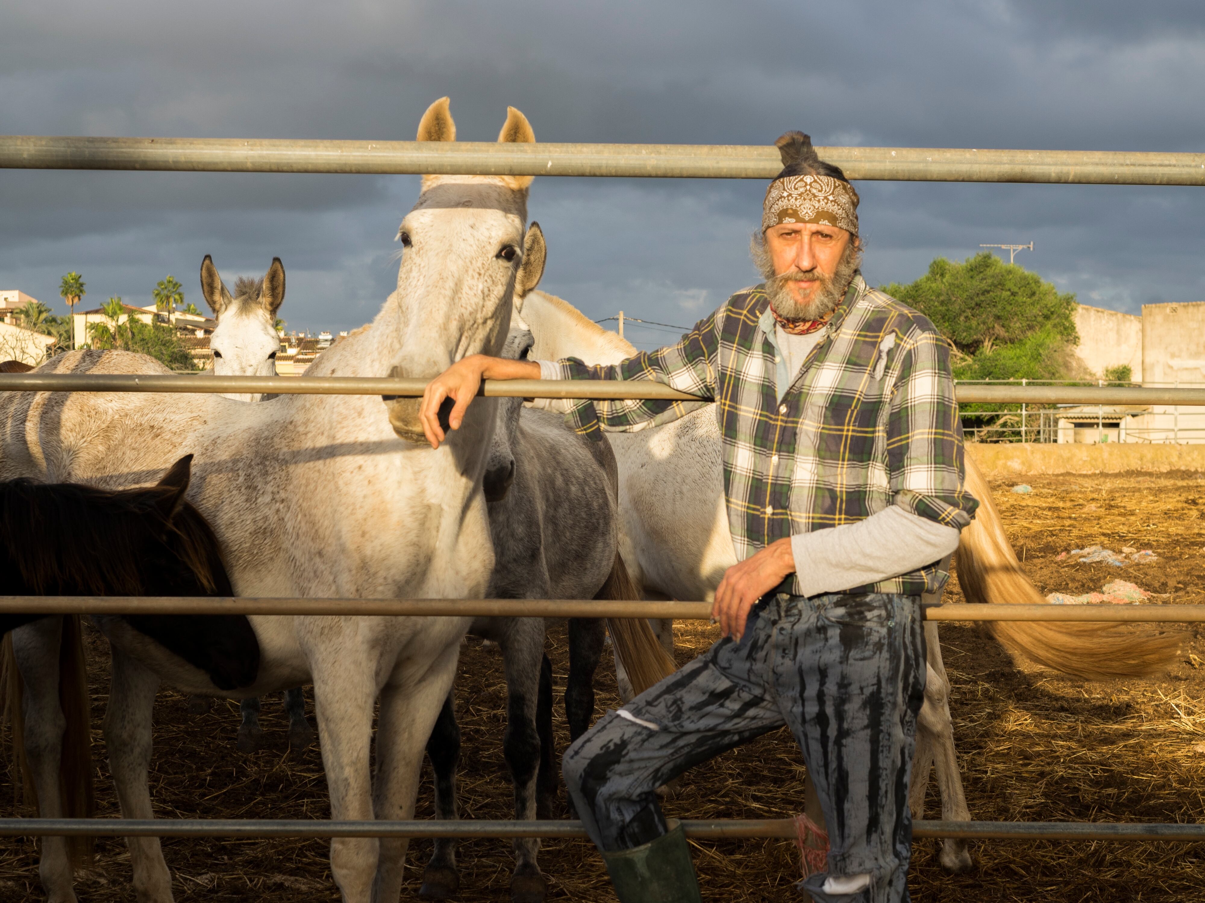 El diseñador Miguel Adrover en su casa de Calonges, Mallorca / via Gonzalo Hergueta
