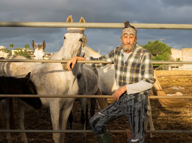 El diseñador Miguel Adrover en su casa de Calonges, Mallorca / via Gonzalo Hergueta