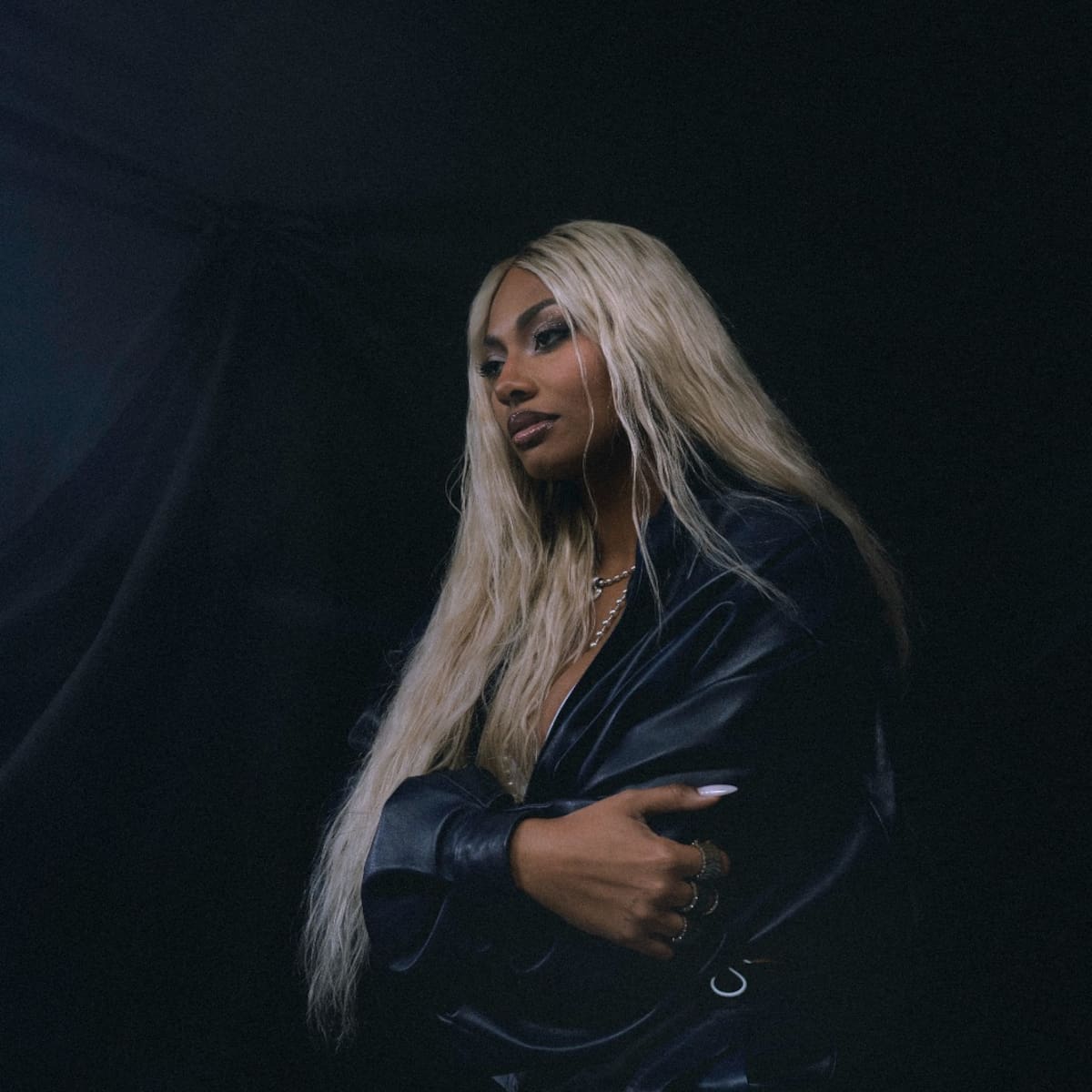 NIA anuncia 'Romería Negra', su álbum más íntimo y emocional que llega el 29 de mayo