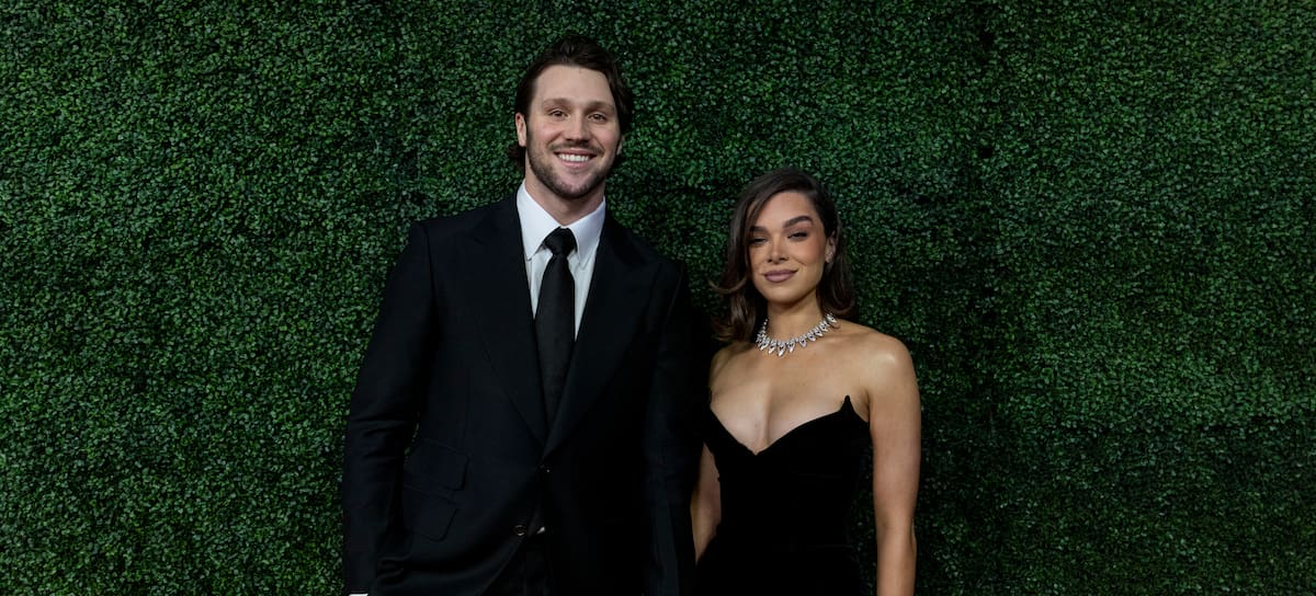 Josh Allen and Hailee Steinfeld en un acto de la NFL, 6 de febrero de 2025.