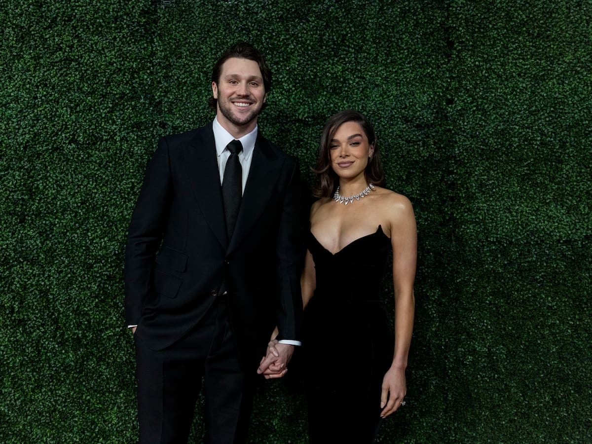 Hailee Steinfeld y Josh Allen anuncian que van a ser padres de su primer bebé con un tierno vídeo en la nieve