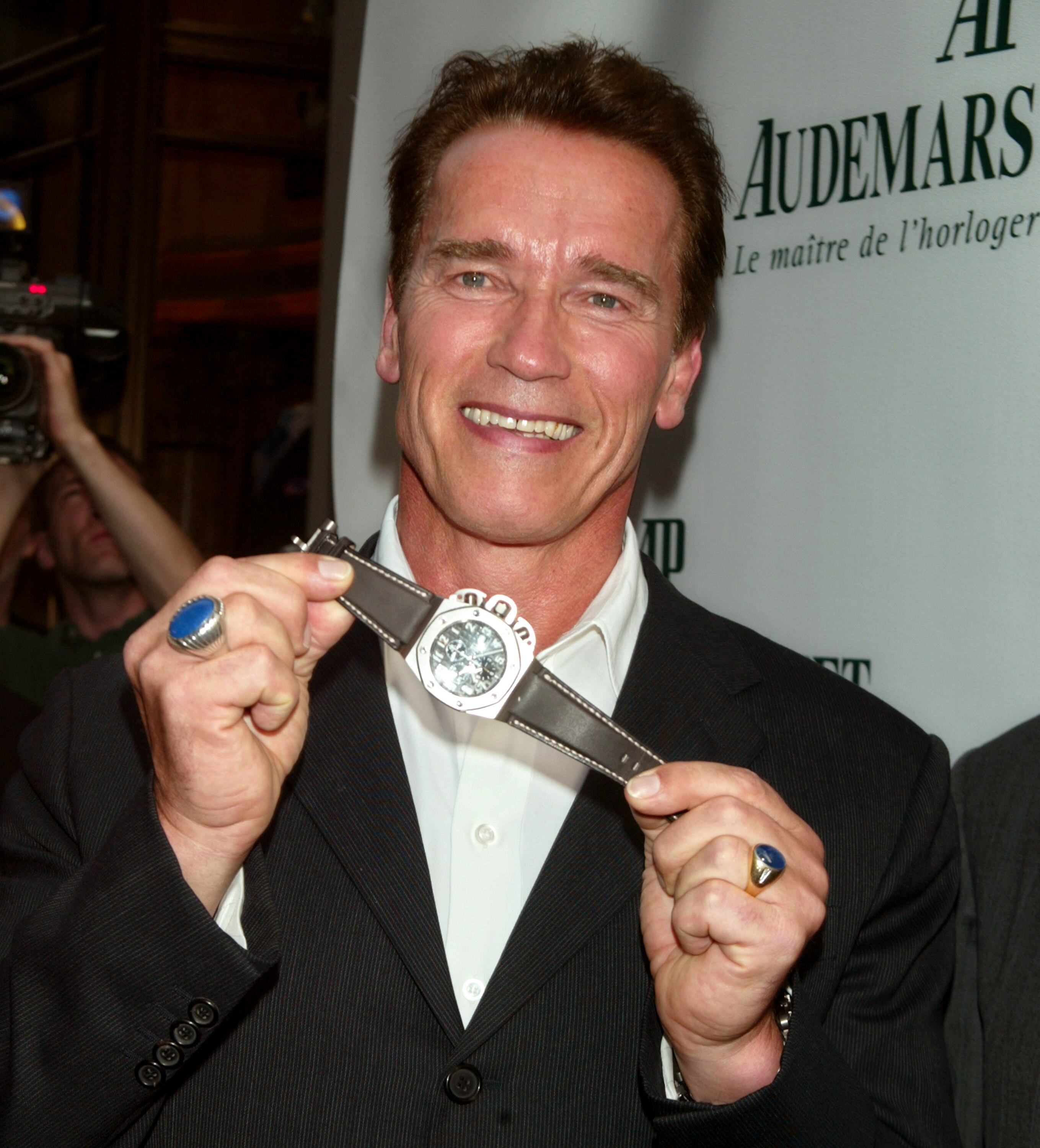 Arnold Schwarzenegger posando con un reloj de la marca suiza de lujo Audemars Piguet, en una imagen de archivo.