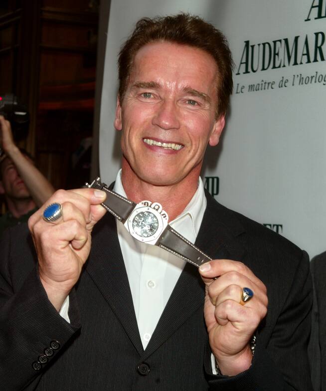 Arnold Schwarzenegger posando con un reloj de la marca suiza de lujo Audemars Piguet, en una imagen de archivo.