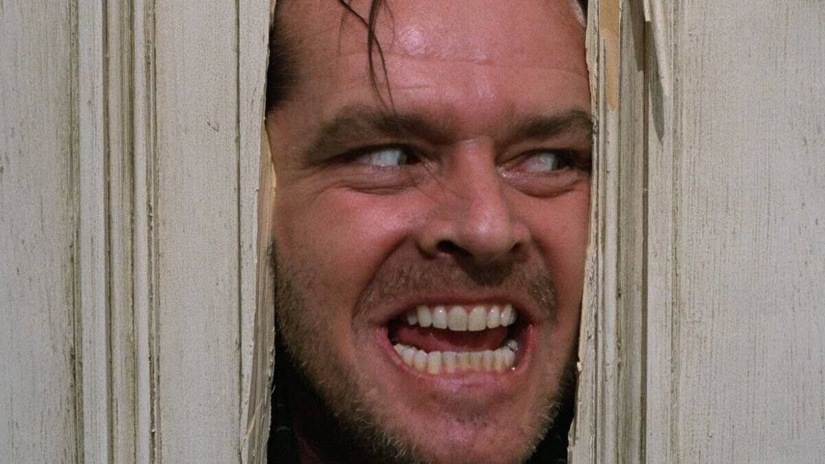 El resplandor - Esta película de Stanley Kubrick fue estrenada en 1980. Cuenta la historia de Jack Torrance, un escritor que vive una estadía de terror en un extraño hotel en la montaña.