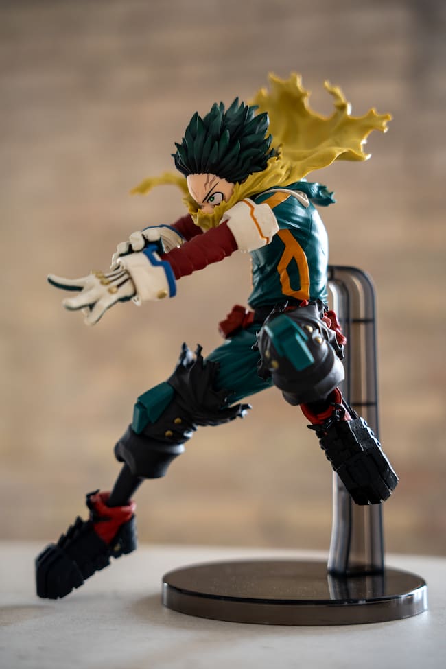 Esta figura de Deku de My Hero Academia de Banpresto pide espacio en tu estantería.
