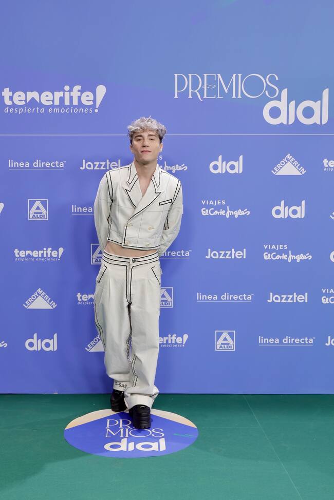 Conjunto de dos piezas en blanco con las costuras pintadas en negro y chaqueta torera que nos permite ver los marcados oblicuos de Carlos Marco al que lo mismos vemos detrás de 'Mask Singer' como veremos en 'Mariliendre'.