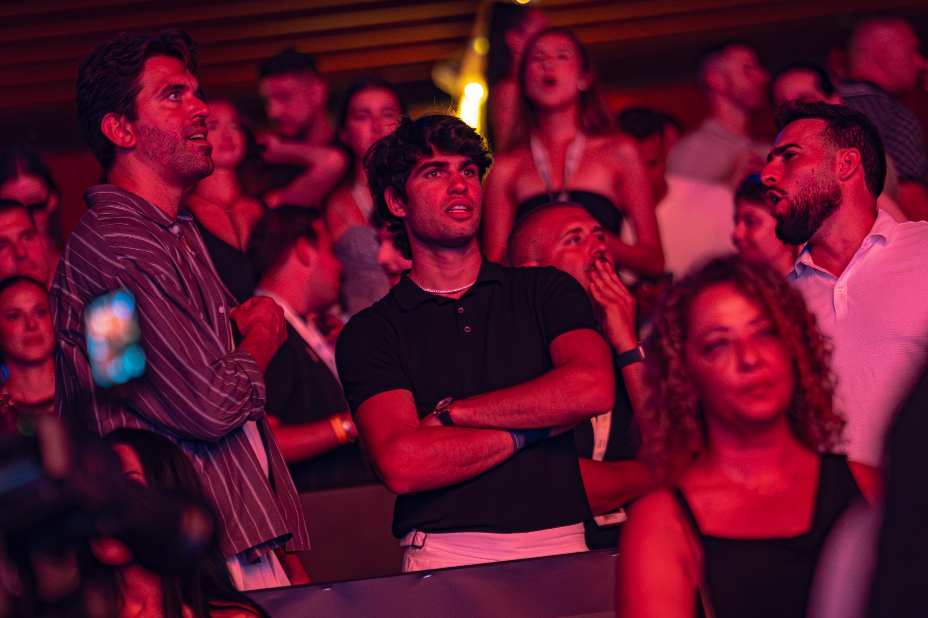 El tenista Carlos Alcaraz en el Festival Starlite Occident disfrutando del concierto de Ozuna.