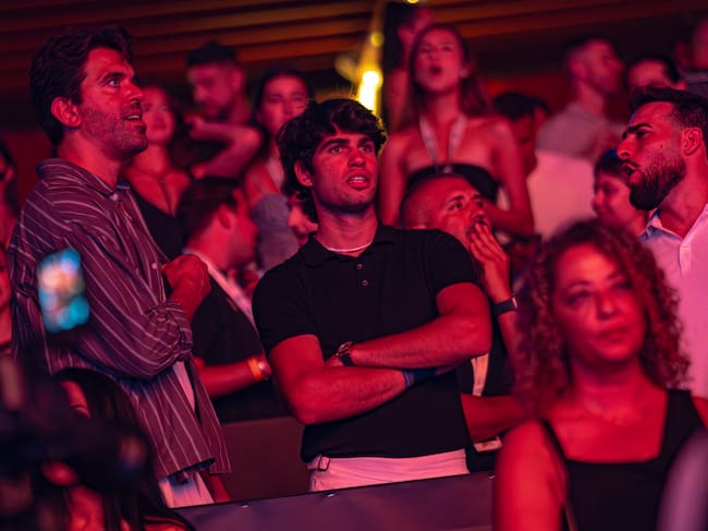 El tenista Carlos Alcaraz en el Festival Starlite Occident disfrutando del concierto de Ozuna.