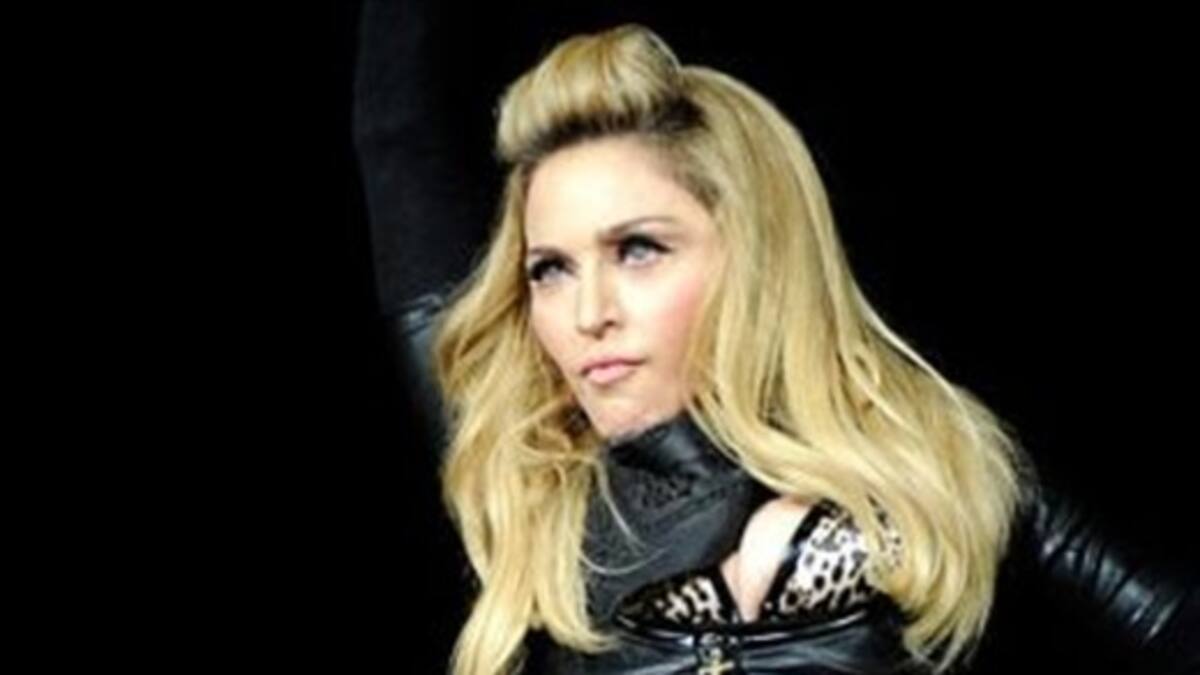 Madona se llevó un buen golpe en un concierto de su tour mundial.