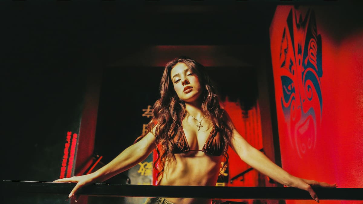Cris Lora estrena 'E un delirio' con varios cameos de 'OT 2025'