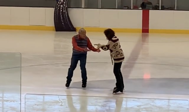 Abuelito con cáncer en etapa 4 aprende a patinar sobre hielo