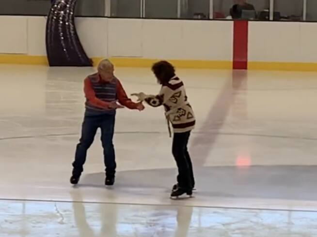 Abuelito con cáncer en etapa 4 aprende a patinar sobre hielo