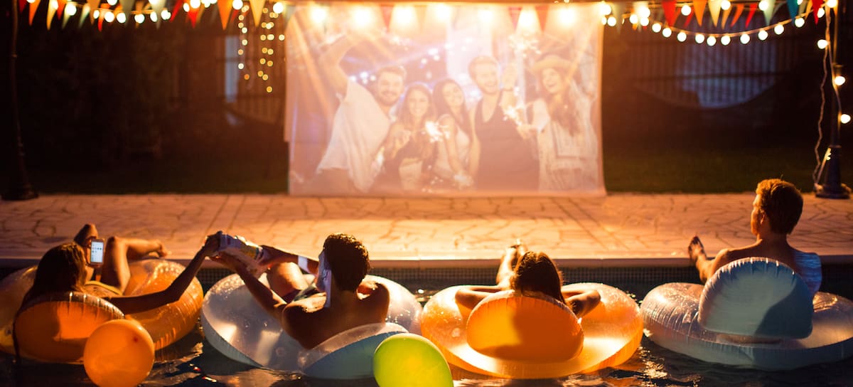 Cine en casa desde la piscina