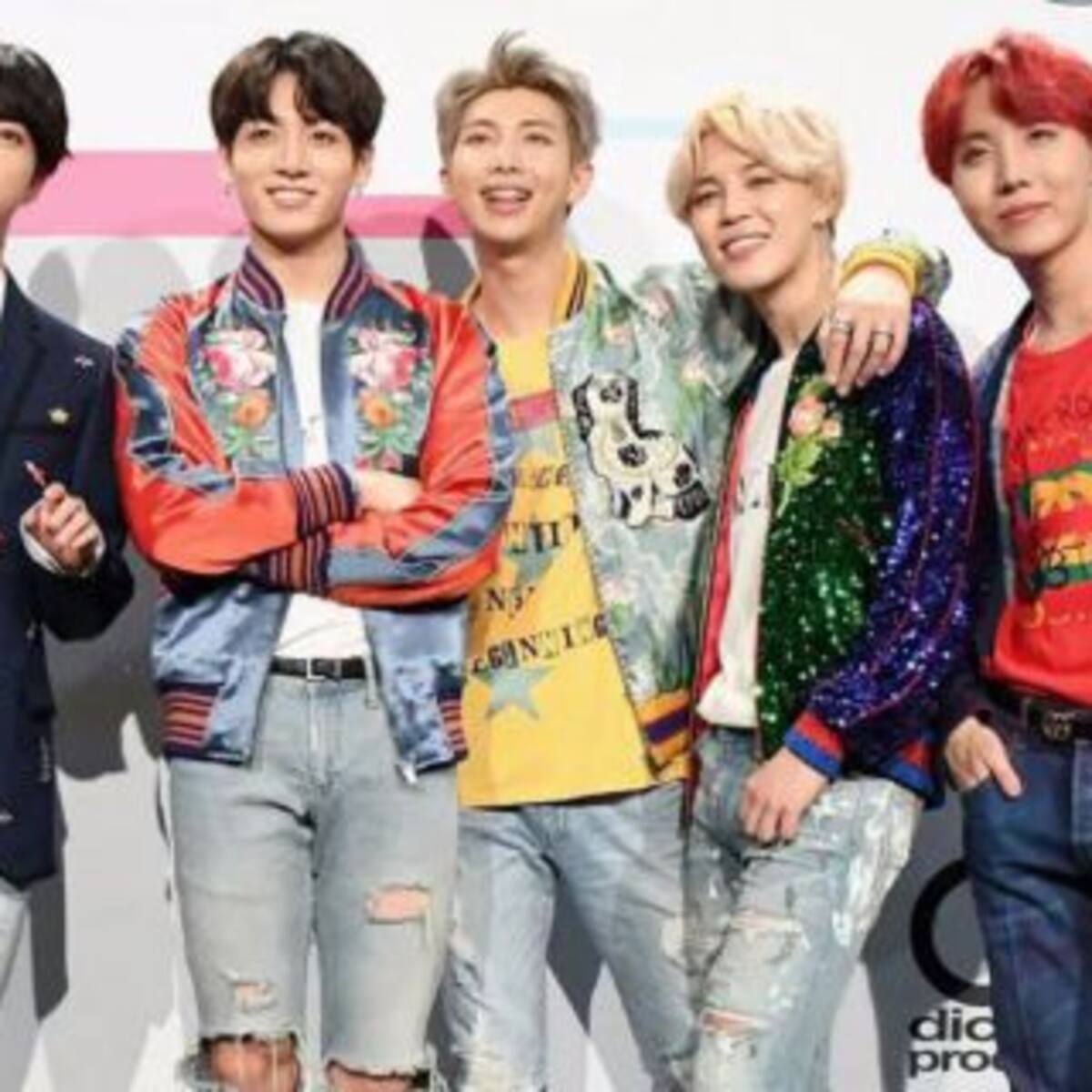 Jin y V de BTS confirman su amistad con un tierno beso