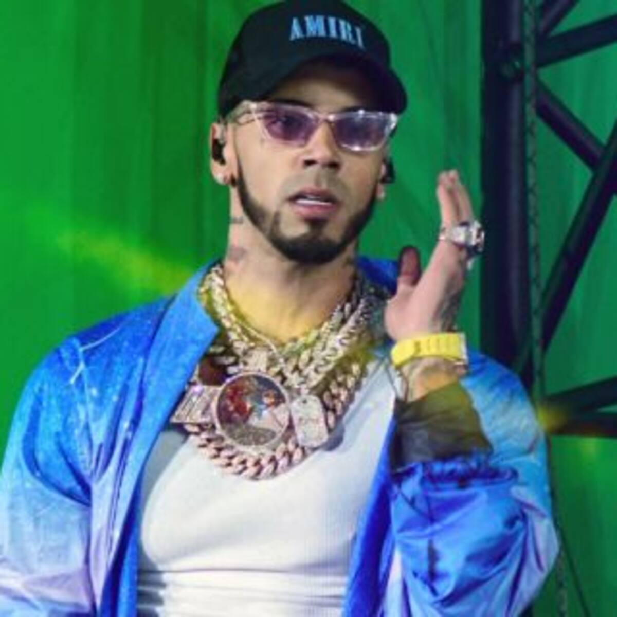 ¡Eso dolió! Así fue el terrible golpe de Anuel AA sobre el escenario