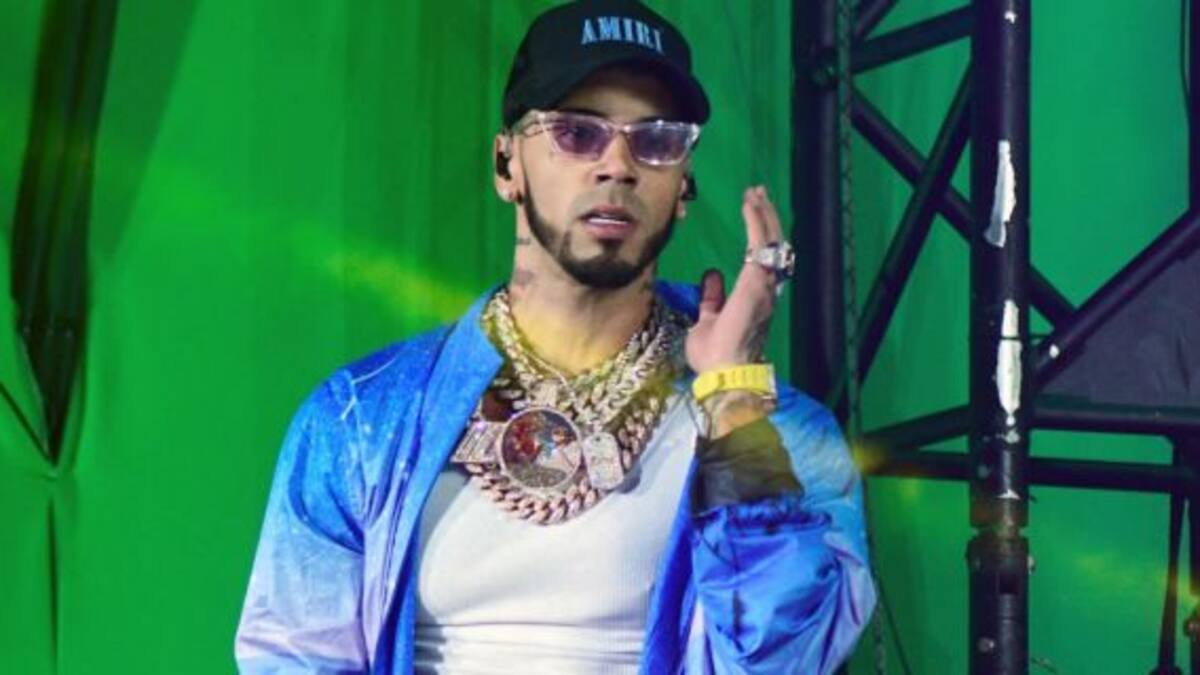 ¡Eso dolió! Así fue el terrible golpe de Anuel AA sobre el escenario