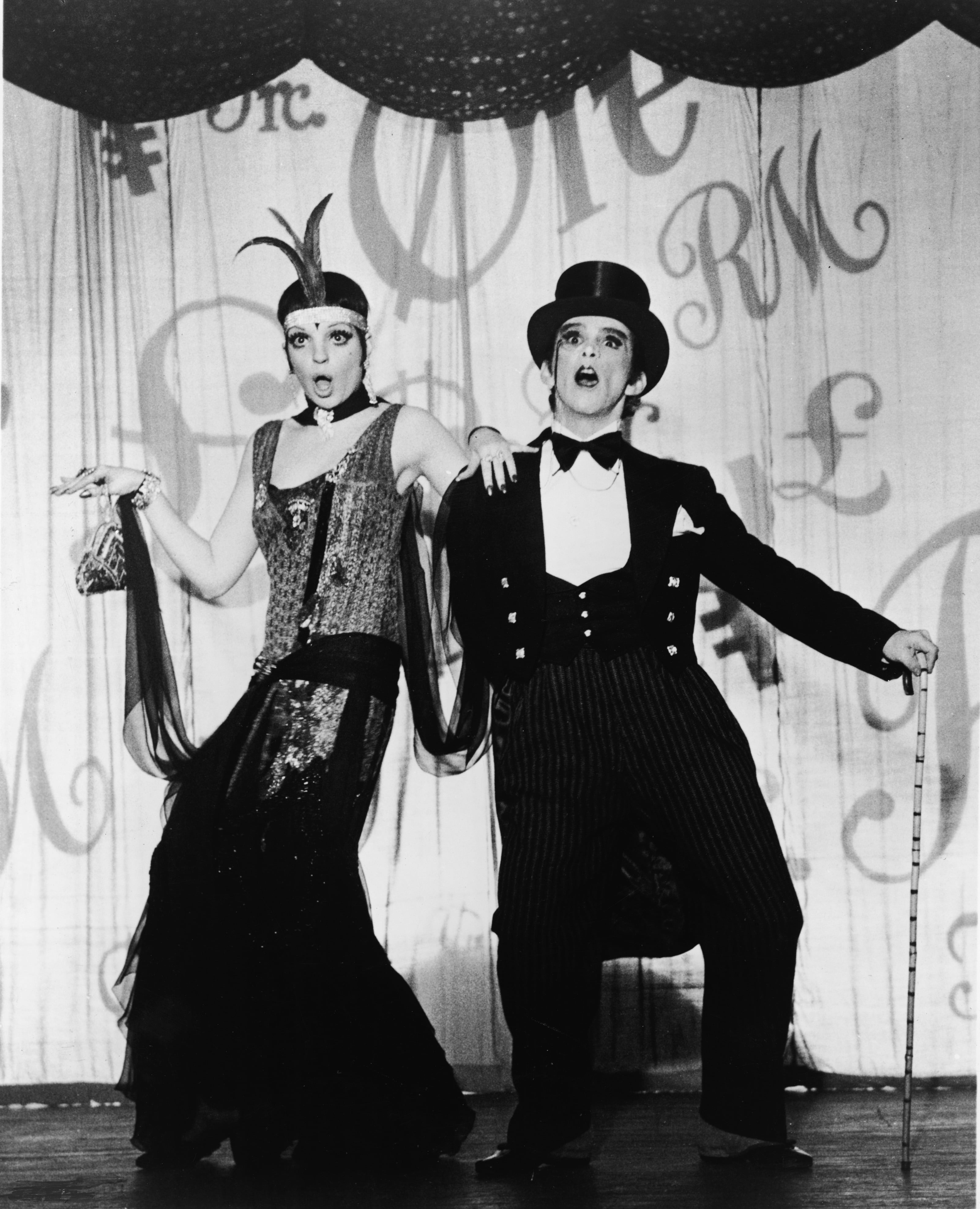 Liza Minnelli y Joel Gray actuando en la película &#039;Cabaret&#039;