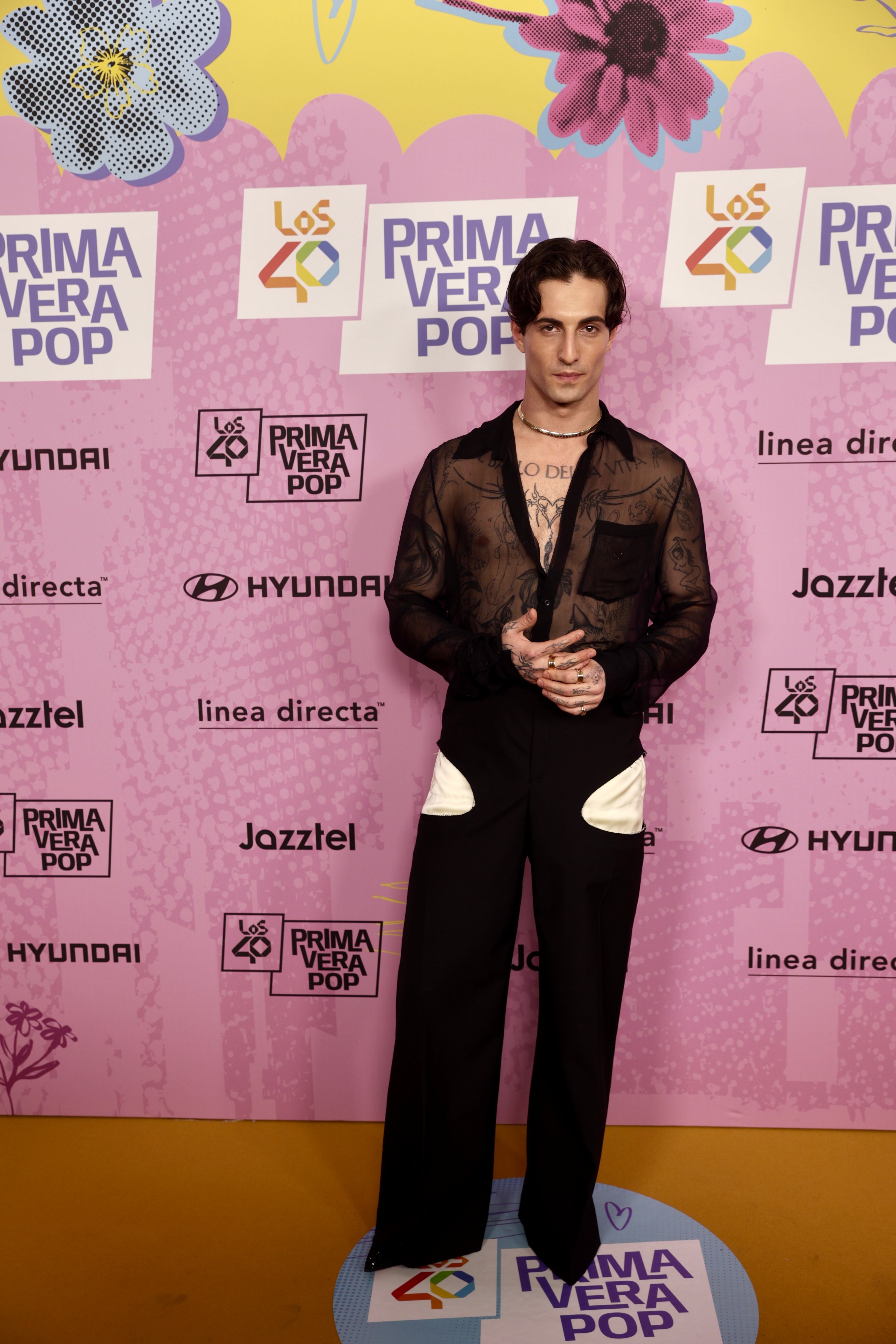 Lleva toda la semana por España presentando su nuevo álbum y no podía faltar en esta fiesta de la primavera derrochando glamour en la alfombra. Si tiene cuerpo, a lucirlo con transparencias, que no vamos a quejarnos.