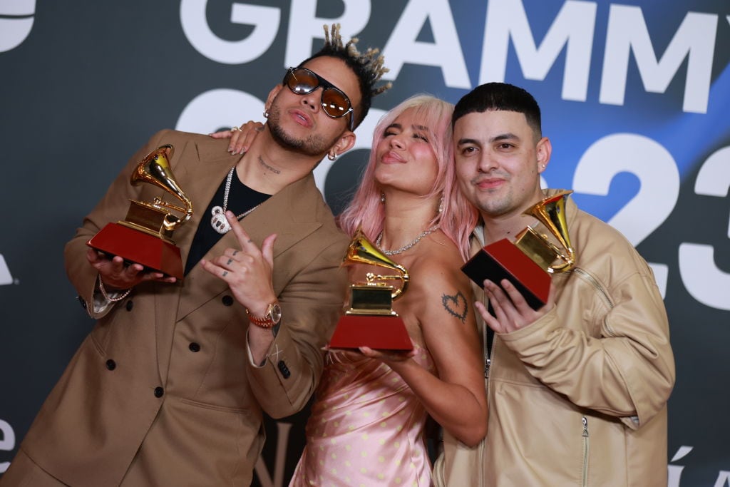 Ovy On The Drums, Karol G, y Kevyn Mauricio Cruz en los Latin Grammy de Sevilla. Patricia J. Garcinuno/WireImage