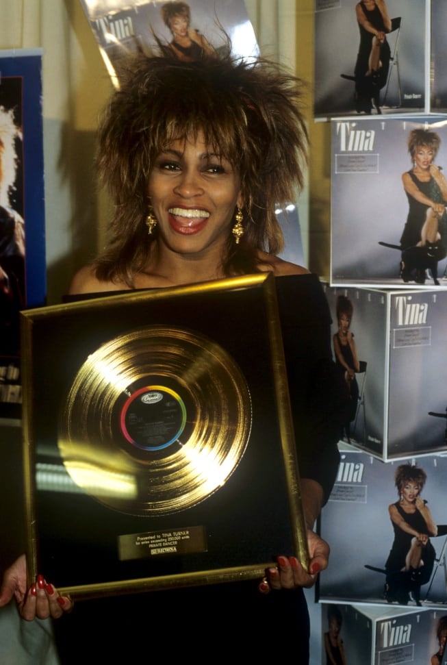 Tina Turner con su galardón por el disco &#039;Private Dancer&#039;