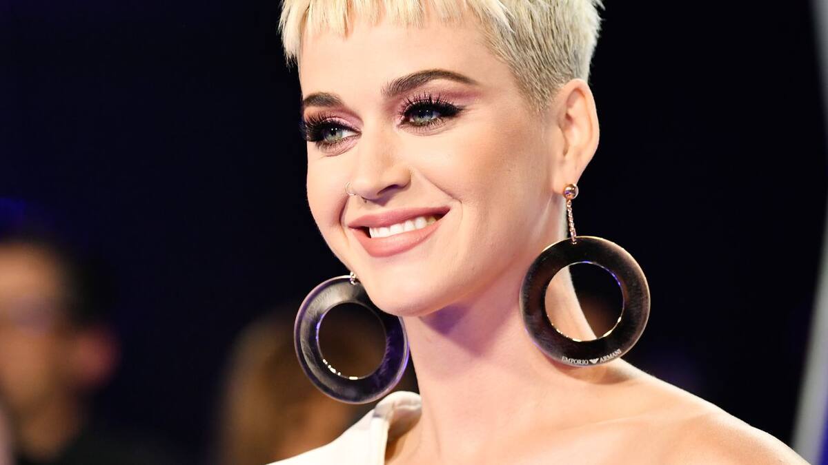 Katy Perry retrasa el lanzamiento de Smile y se lleva un tartazo en la cara