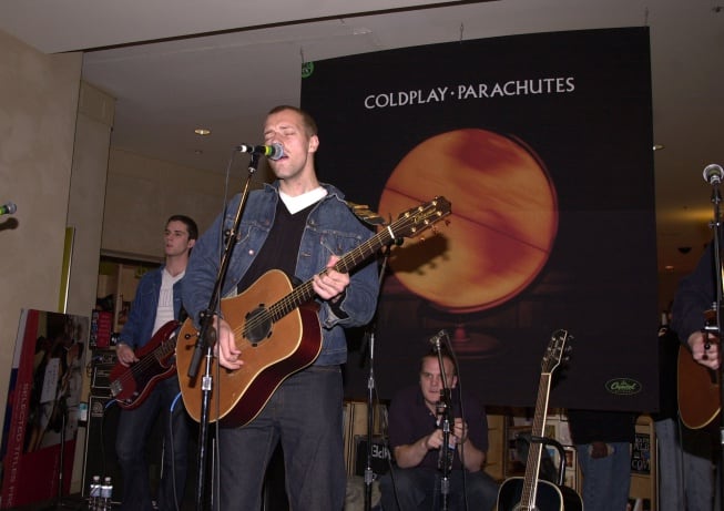 Chris Martin tocando en el Virgin Megastore de Los Ángeles para promocionar el disco &#039;Parachutes&#039;