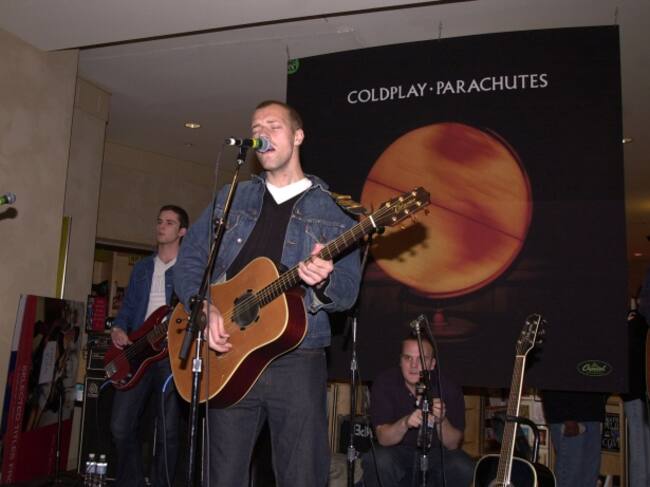 Chris Martin tocando en el Virgin Megastore de Los Ángeles para promocionar el disco 'Parachutes'