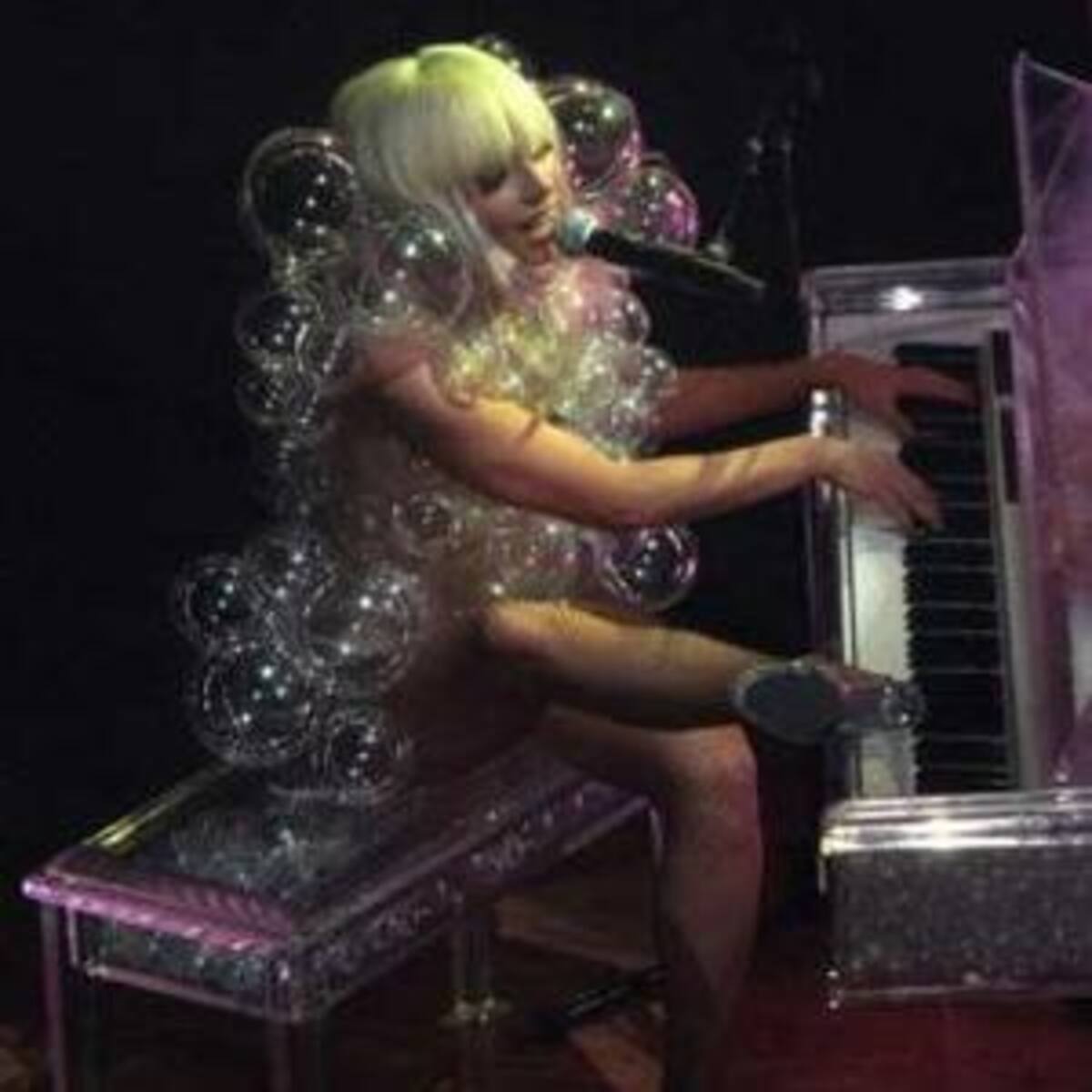 Lady GaGa se sienta al piano vestida con burbujas