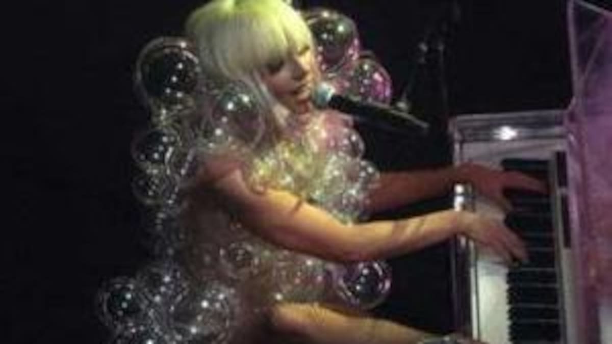 Lady GaGa se sienta al piano vestida con burbujas
