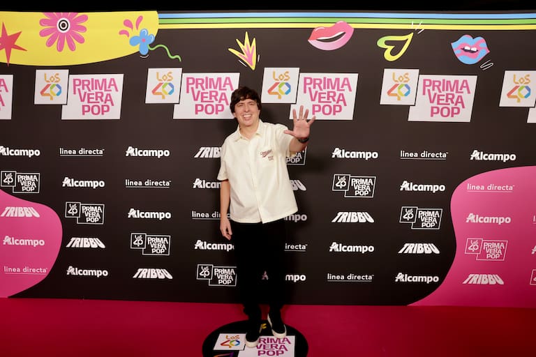 ¿Cuántas horas llevará despierto? El presentador de tu morning favorito ha llegado a la alfombra roja con este look de camisa beisbolera.