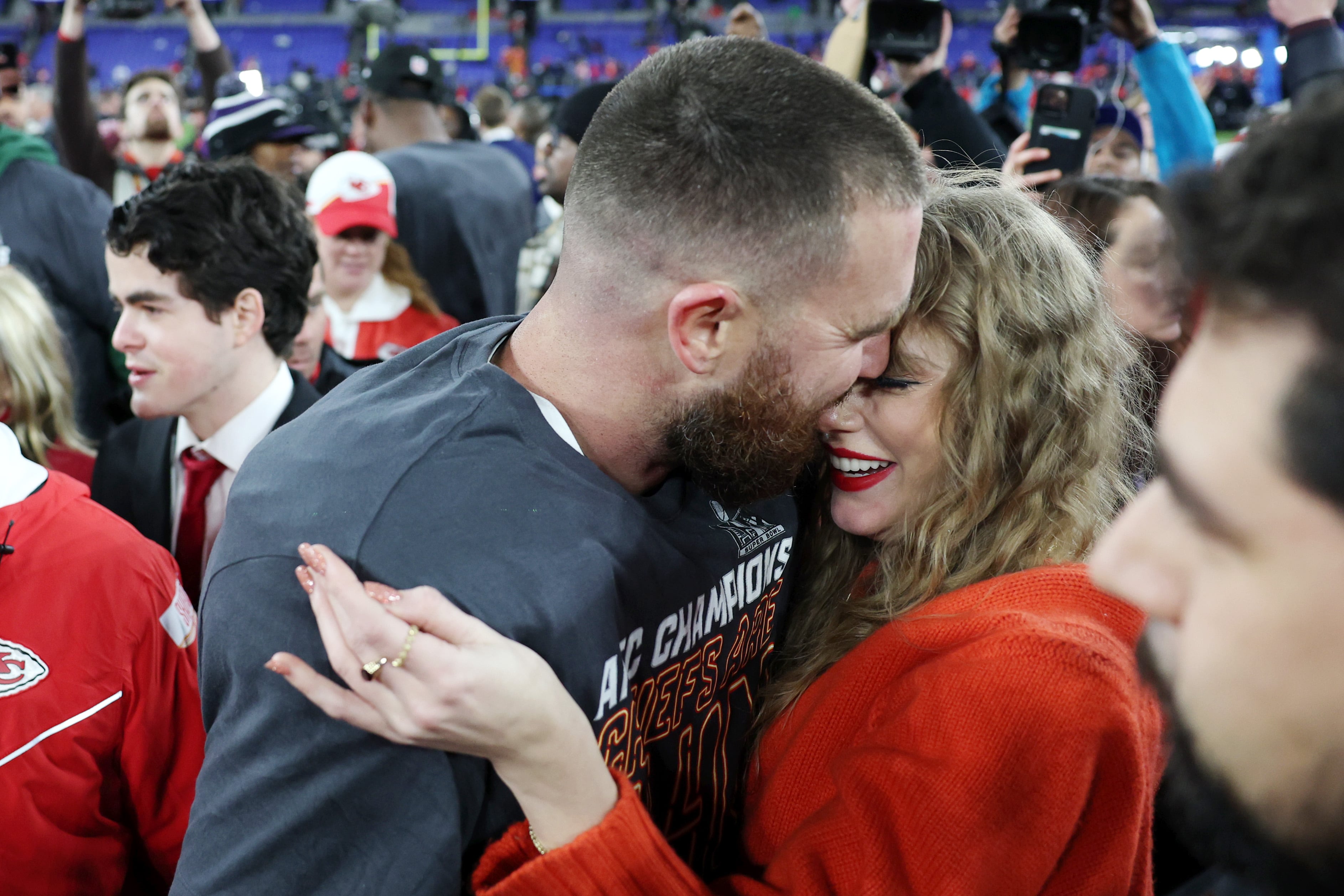 Taylor Swift y Travis Kelce en un partido de los Chiefs