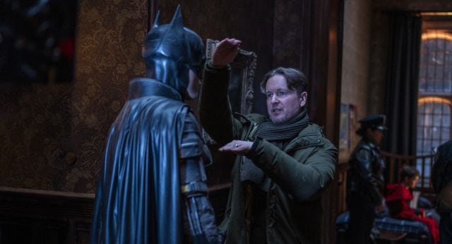 Matt Reeves dando instrucciones a Robert Pattinson en &#039;The Batman&#039;.