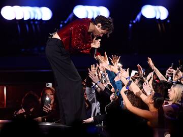 Harry Styles para su concierto en Viena tras recibir un golpe en el ojo