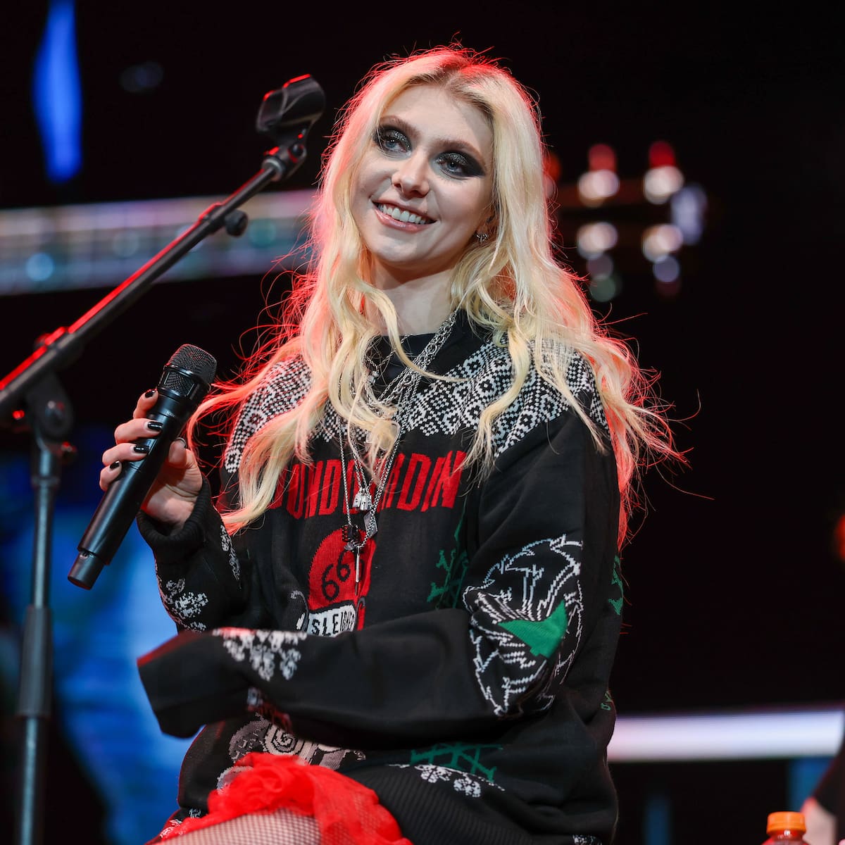 Taylor Momsen hospitalizada por picadura de araña en plena gira con AC/DC